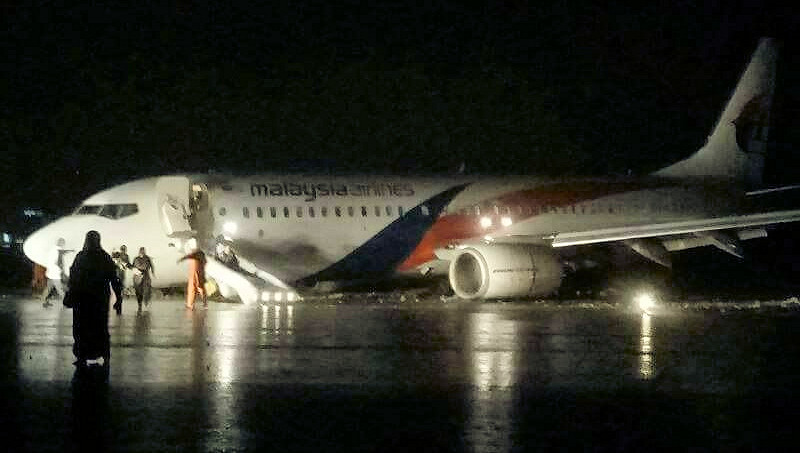 9M-MXX 737-800 Malaysian Airlines runway excursion