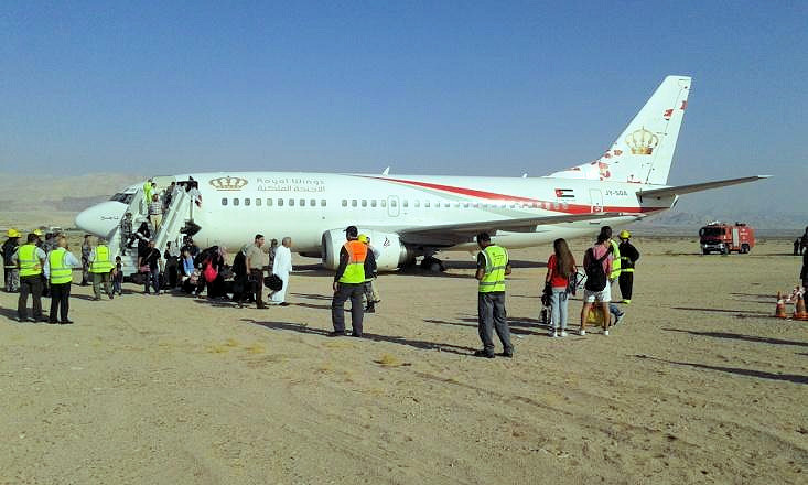 JY-SOA 737-300 Unstable approach and overrun