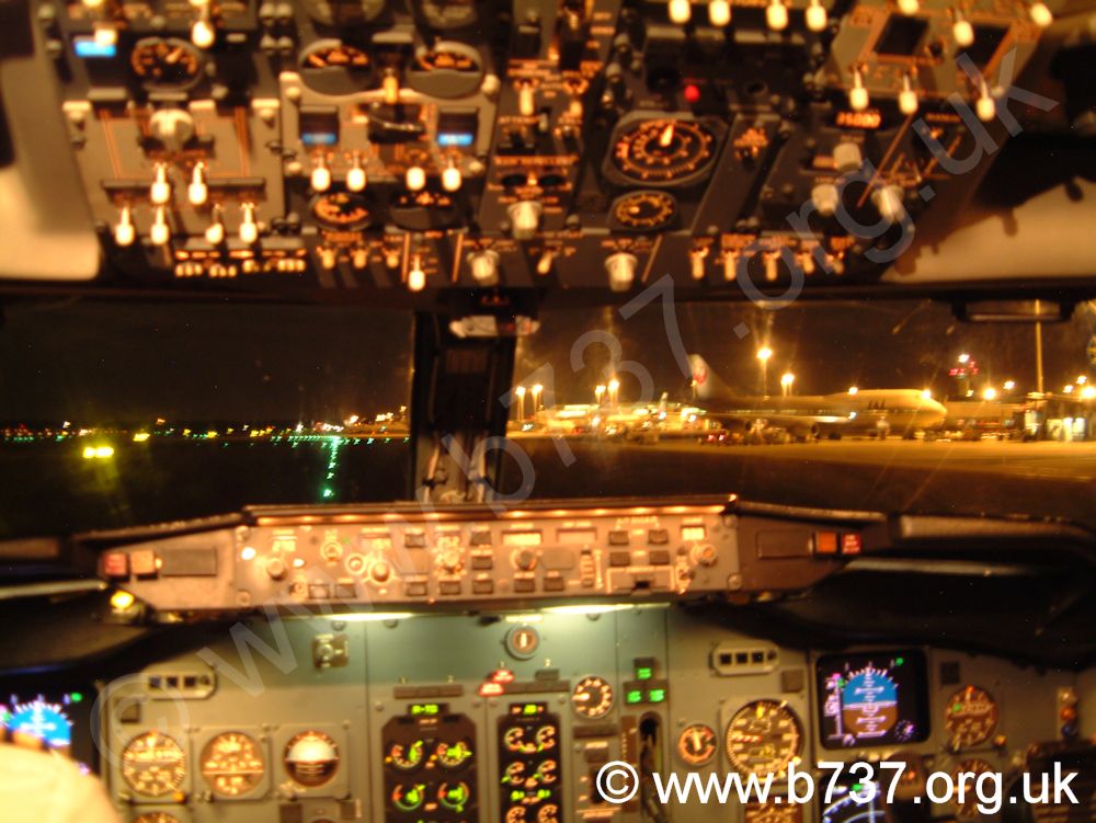 737-300 Night Flightdeck