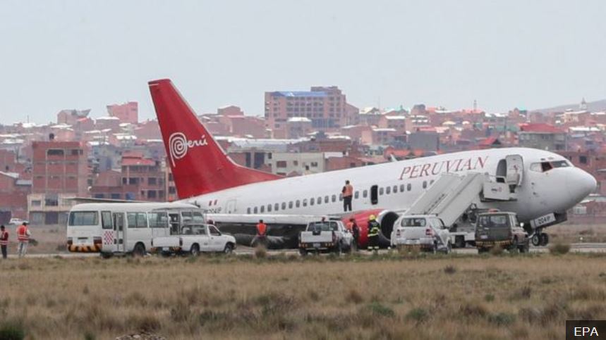 Peruvian Airlines 737-500 OB-2041-P MLG collapse on landing at La Paz.