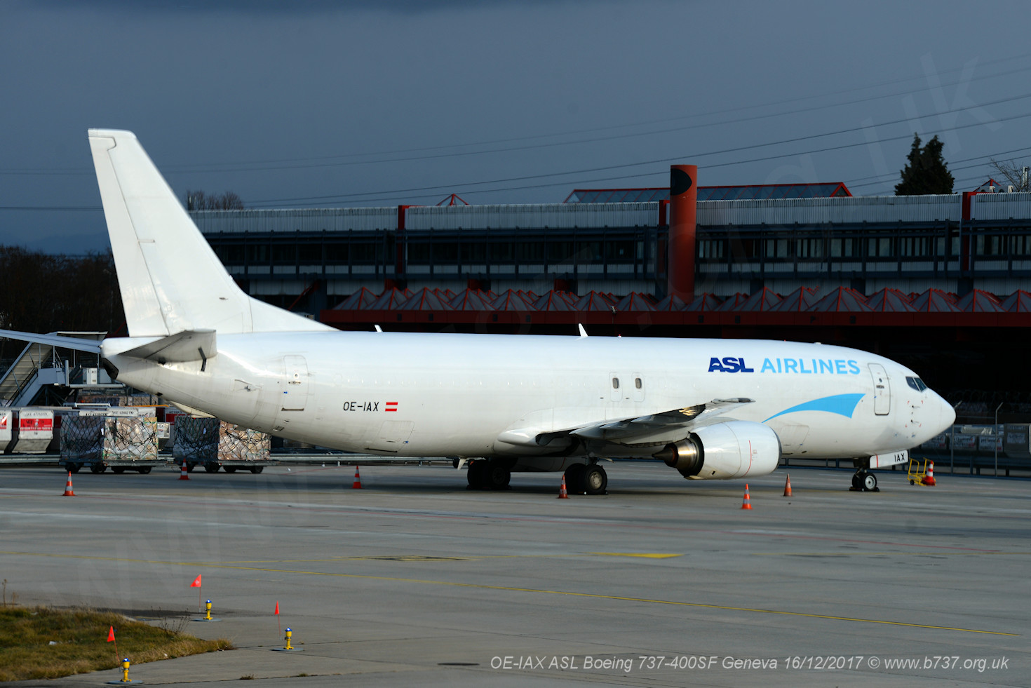 OE-IAX ASL Boeing 737-400SF Geneva 16/12/2017