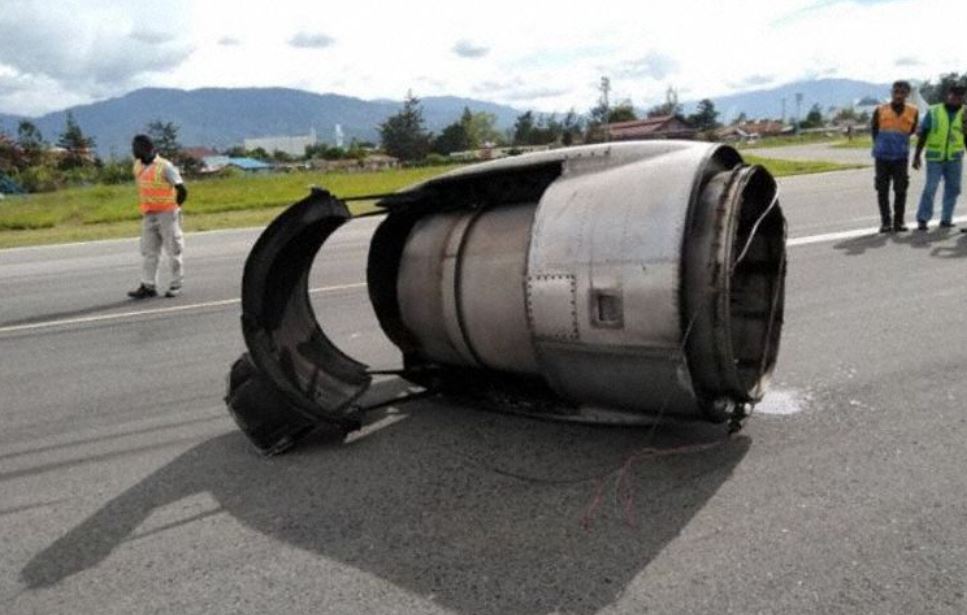 The detached RH thrust reverser 