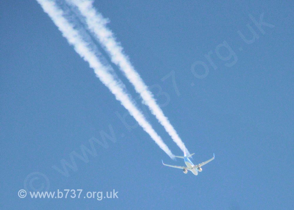 TUI 737 Contrails